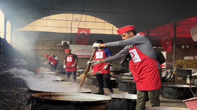 turk-kizilay-gazzede-kislik-destek-ve-sicak-yemek-yardimlarini-surduruyor