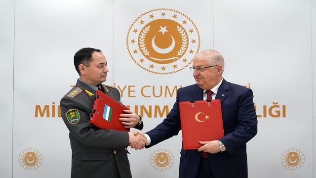 milli-savunma-bakani-guler-ozbekistanli-mevkidasi-halmuhamedov-ile-gorustu