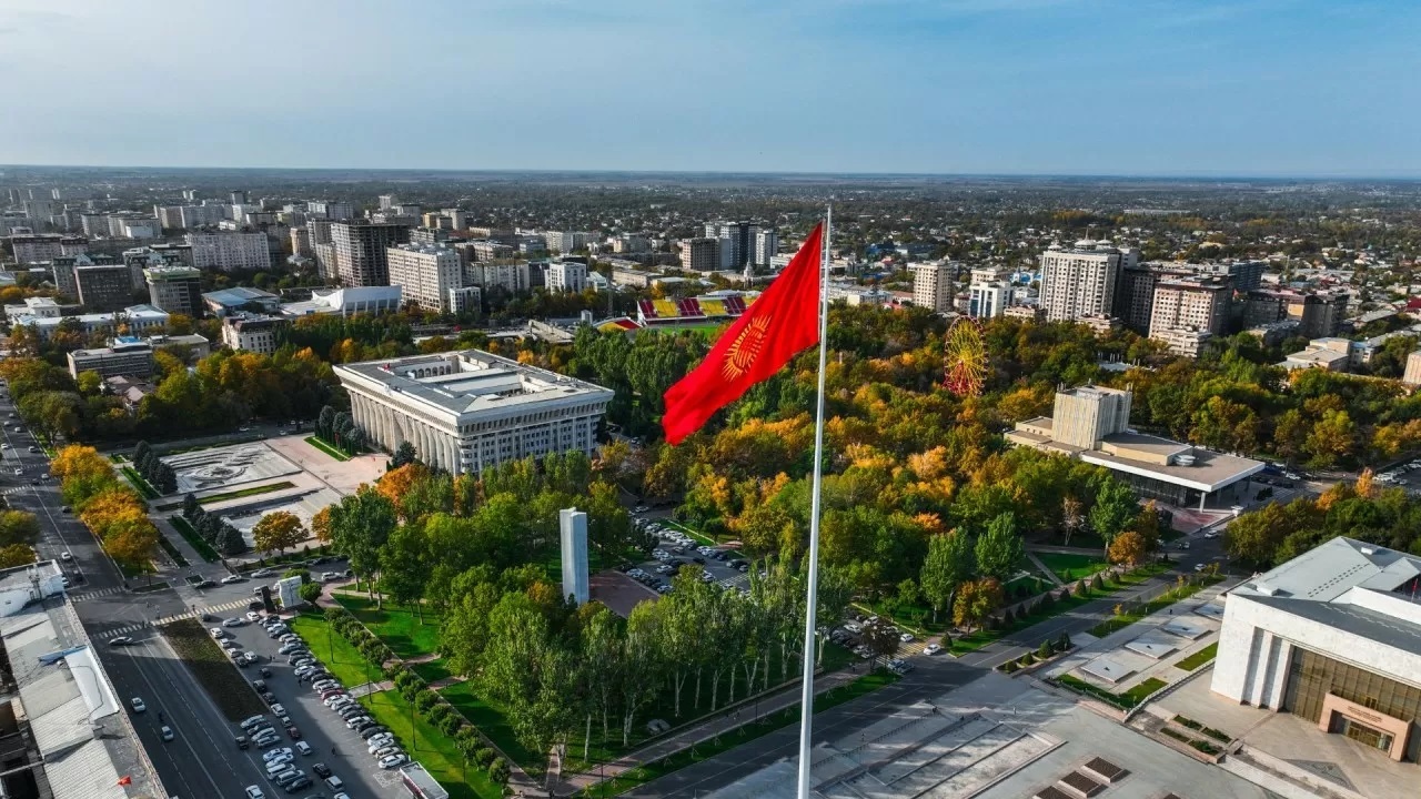 kirgizistan-da-kamu-personeline-kirgizca-sarti-getirildi