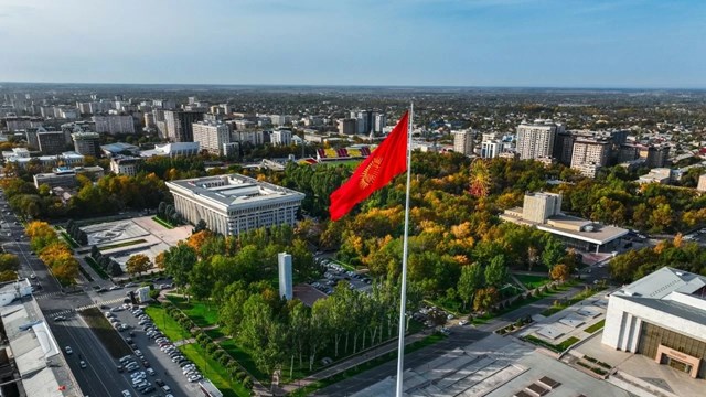 kirgizistan-da-kamu-personeline-kirgizca-sarti-getirildi