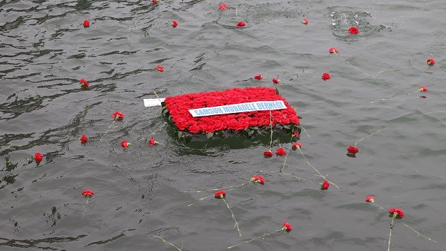 mubadelenin-103-yilinda-samsunda-denize-karanfil-birakildi