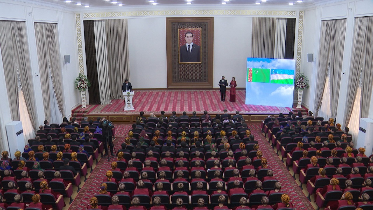 turk-dunyasinin-iki-buyuk-sahsiyeti-askabat-ta-anildi