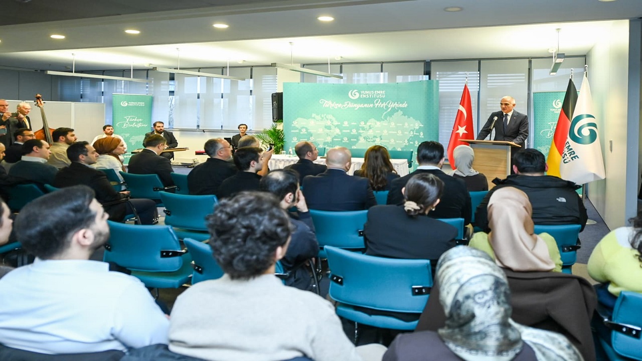 kultur-ve-turizm-bakani-ersoy-berlinde-turkce-ogrenen-genclerle-bulustu