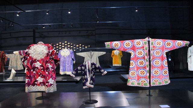 ozbekistanin-rengarenk-kulturel-mirasi-gecmisten-bugune-geleneksel-kiyafetler