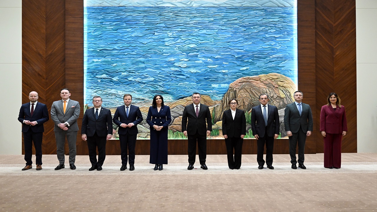 kirgizistan-cumhurbaskani-caparov-avrupa-parlamentosu-heyetini-kabul-etti