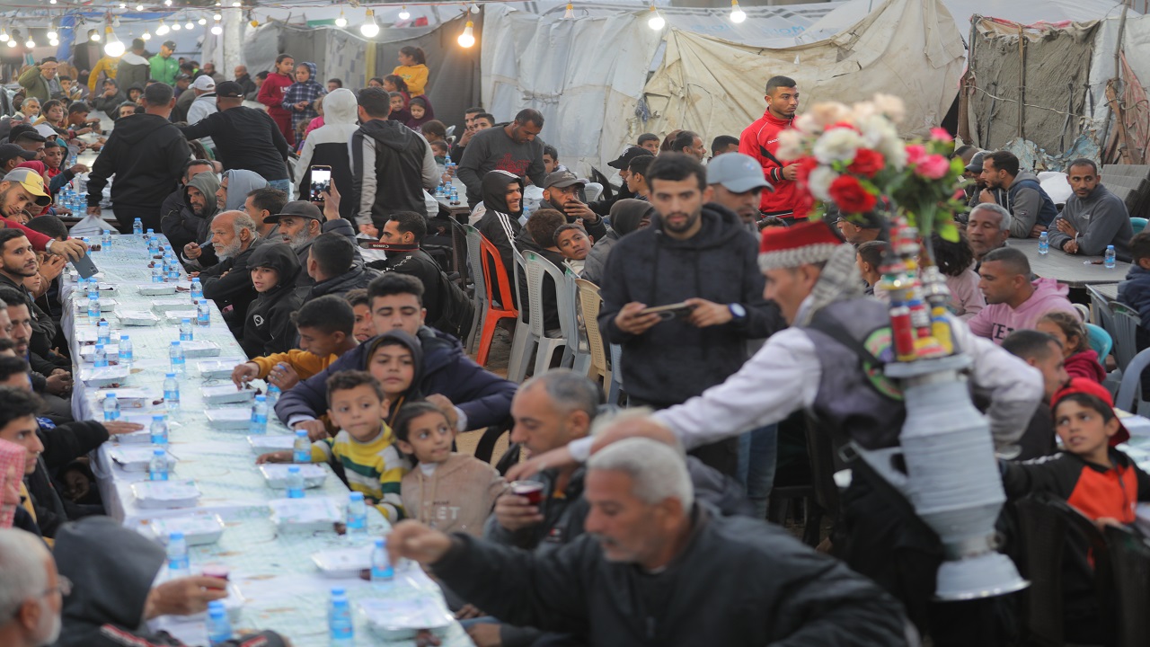 gazzedeki-filistinliler-israil-bombalarinin-sesleri-olmadan-ilk-iftarini-acti
