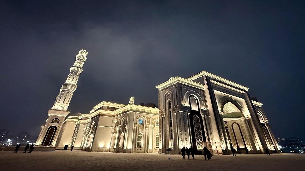 kazakistanda-ilk-teravih-namazi-ile-birlikte-ramazan-heyecani-basladi