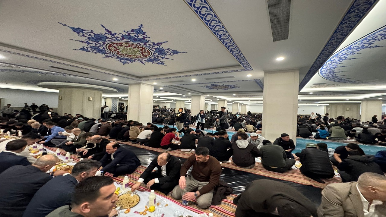 turkiye-kirgizistanin-baskenti-biskekte-toplu-iftar-verdi