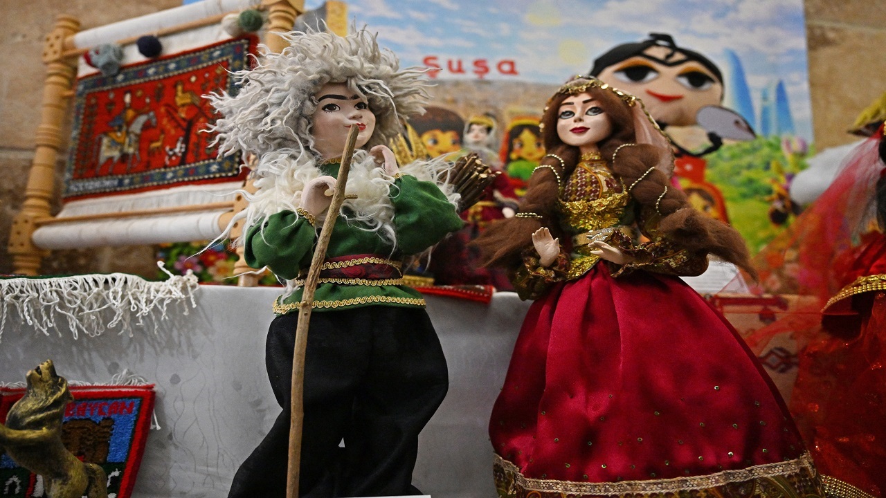 azerbaycan-kultur-merkezi-antalya-oyuncak-muzesine-26-parcalik-bagis-yapti