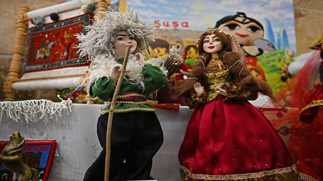 azerbaycan-kultur-merkezi-antalya-oyuncak-muzesine-26-parcalik-bagis-yapti