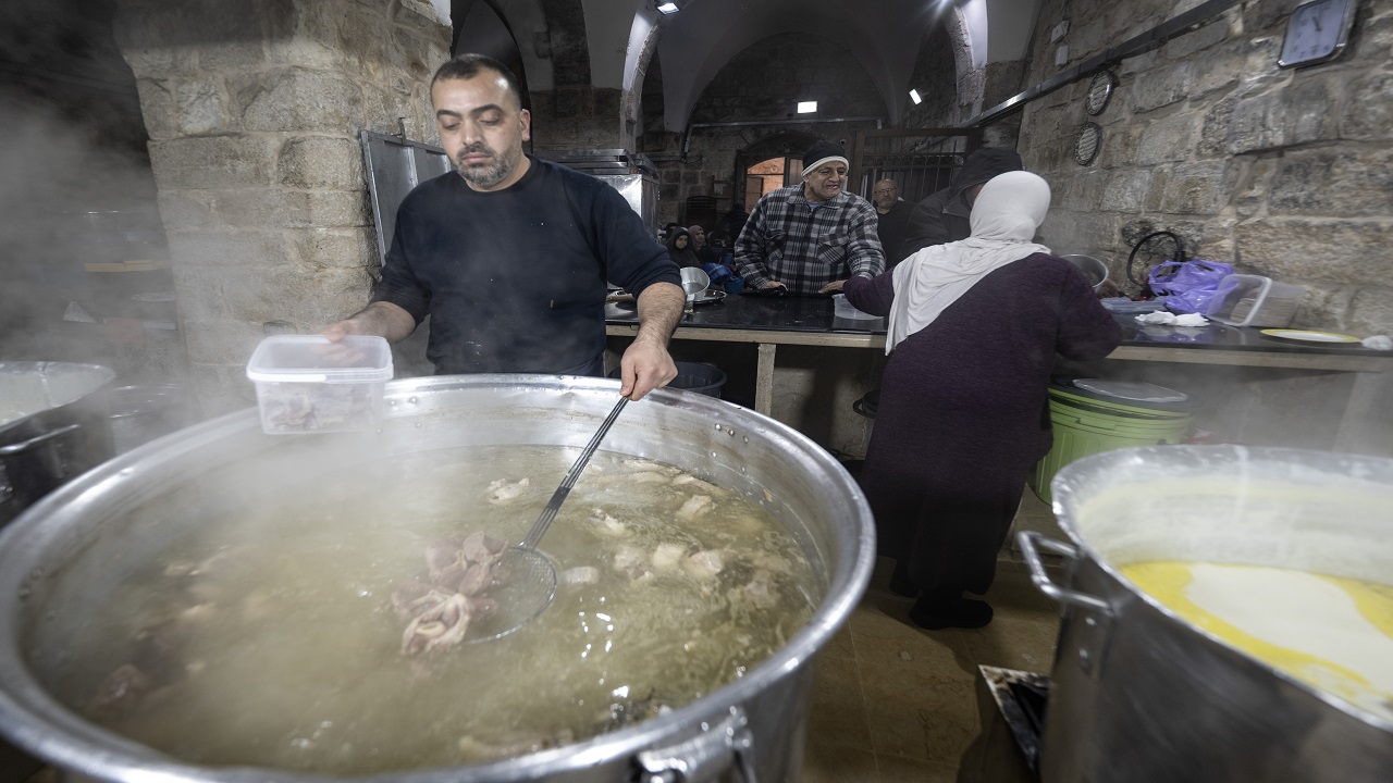 osmanli-mirasi-500-yillik-tekke-kuduste-hala-iftar-sofralarina-sicak-yemek-haz