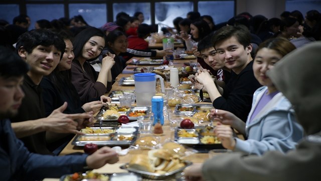 kirgizistana-lisans-egitimi-icin-turkiyeden-gelen-ogrenciler-iftar-heyecanini