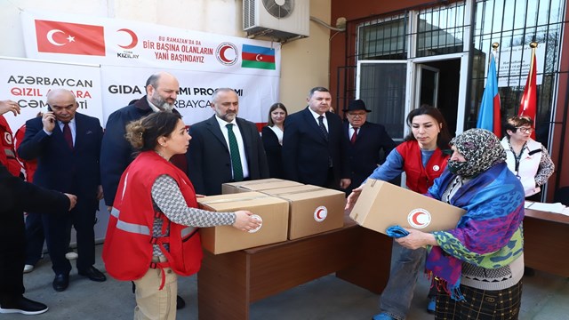 turk-kizilay-azerbaycanda-ihtiyac-sahibi-ailelere-ramazan-yardimi-dagitti