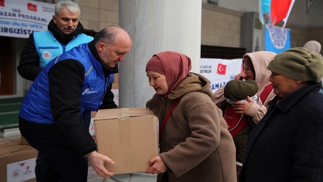diyanet-isleri-baskanligi-kirgizistandaki-ihtiyac-sahiplerine-gida-yardimi-ulas