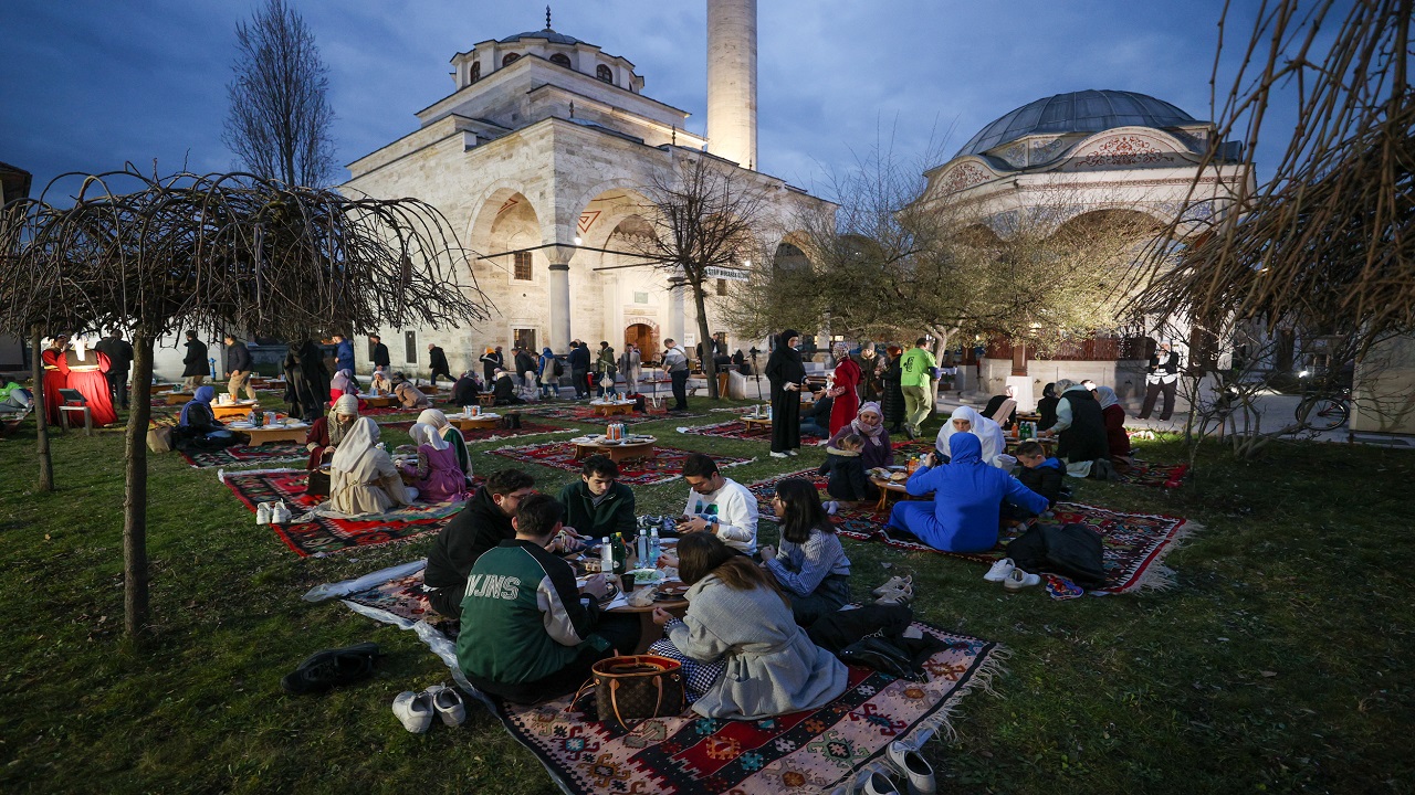 bosna-hersekteki-tarihi-ferhadiye-camisinde-geleneksel-iftar-sofrasi-kuruldu