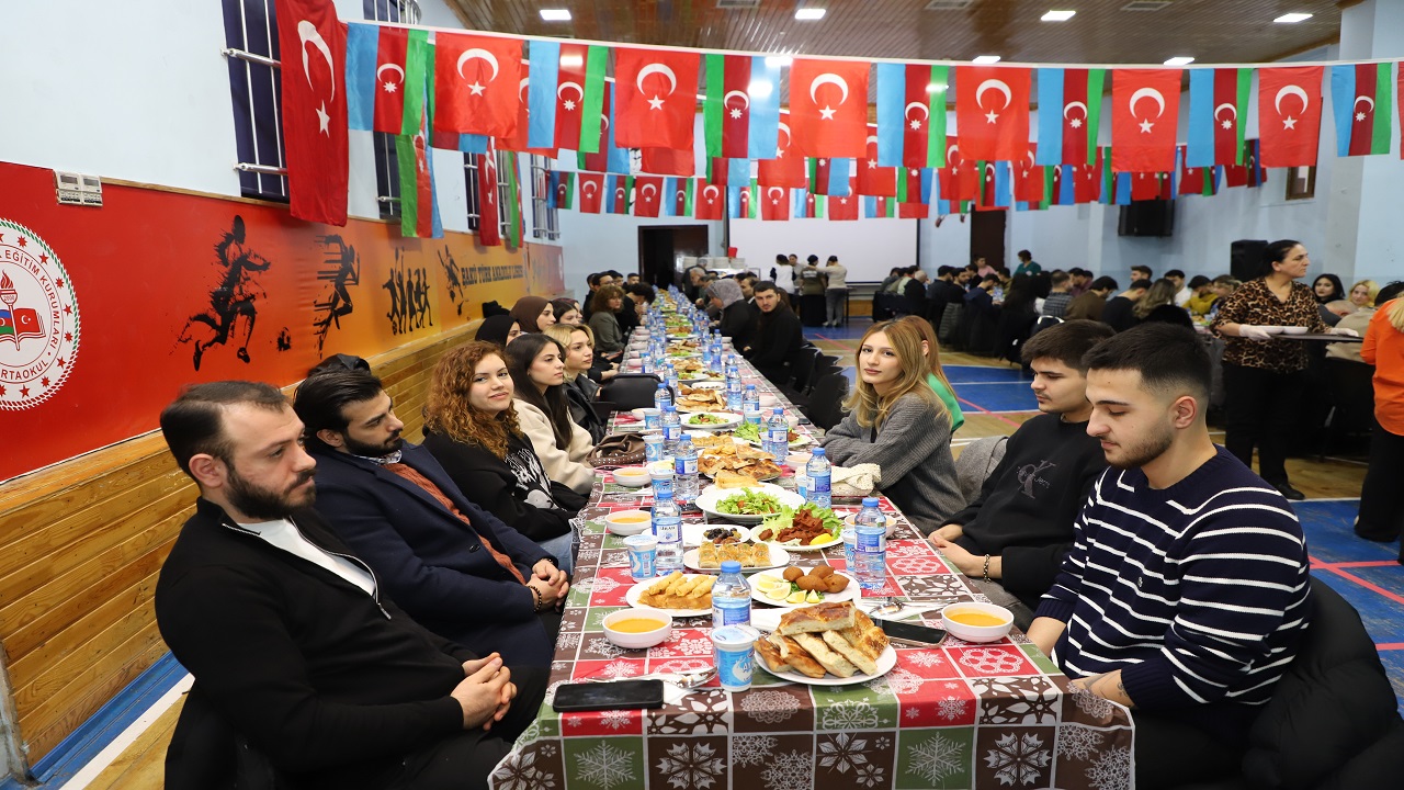 azerbaycanda-egitim-goren-turk-ogrenciler-iftar-programinda-bulustu