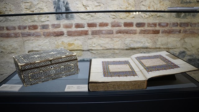 osmanli-sultanlarinin-sevdasi-kutsal-emanetler-sergisi-rami-kutuphanesinde-a