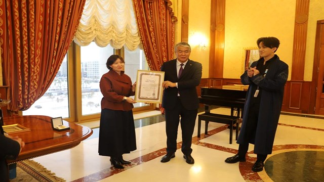 turksoy-kazak-sanatci-dimash-kudaibergeni-turk-dunyasi-kultur-elcisi-nisani-i