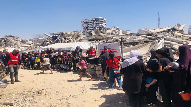 turk-kizilay-gazze-ve-suriyede-sicak-yemek-destegini-ramazanda-da-surduruyor