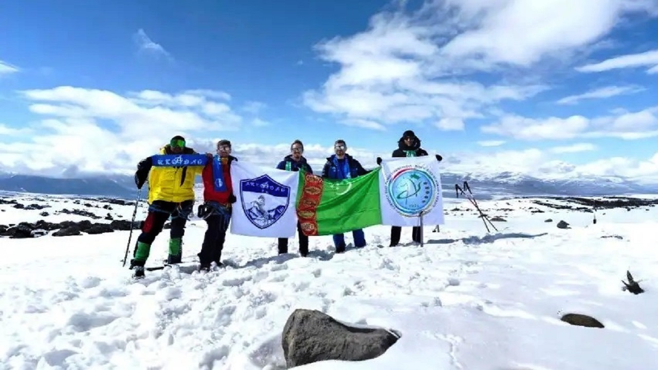 turkmenistan-devlet-bayragi-turkiye-nin-en-yuksek-zirvesinde-dalgalandi