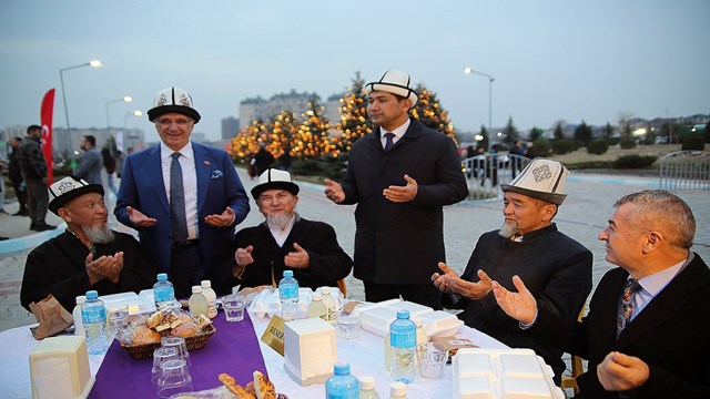 biskek-teki-kirgizistan-turkiye-manas-universitesinde-genis-katilimli-sokak-ift