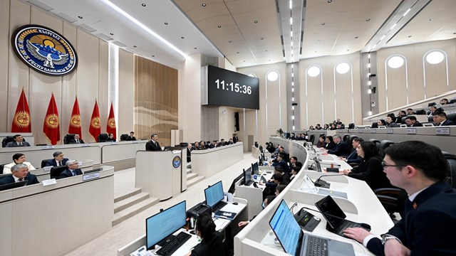 kirgizistanda-kabinenin-yeni-uyeleri-mecliste-yemin-etti
