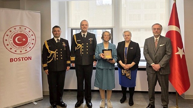 nasada-calisan-turk-asilli-kumrucuya-plaket-takdim-edildi