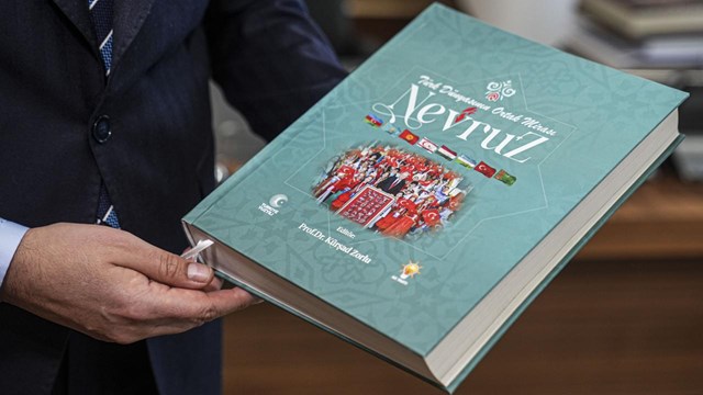 cumhurbaskani-turk-dunyasinin-ortak-mirasi-nevruz-kitabinin-takdim-yazisini-ka