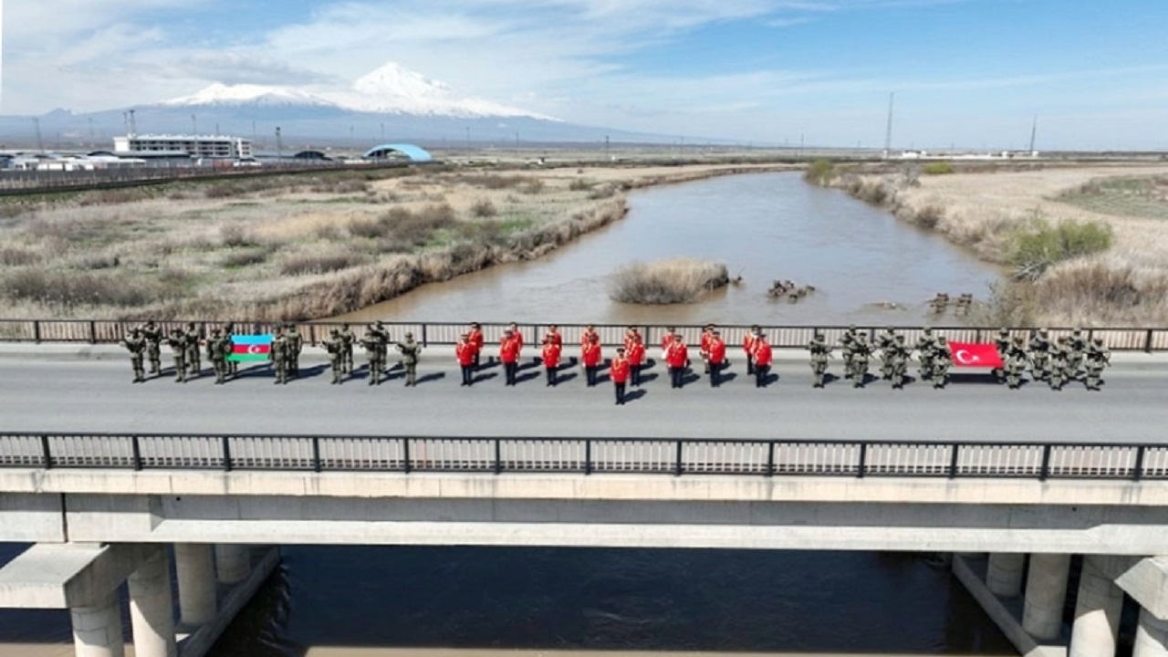 kars-ta-azerbaycan-ve-turkiye-askeri-is-birligi-icin-sinirda-bayrak-degisim-tore