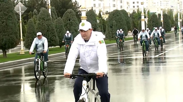 askabat-ta-pedallar-saglik-icin-dondu-maratonun-basinda-cumhurbaskani-vardi