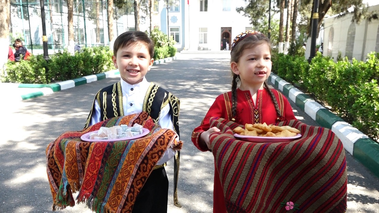 askabat-ta-duzenlenen-turkmen-turk-kardesligi-sergisi-ortak-turkmen-turk-okul