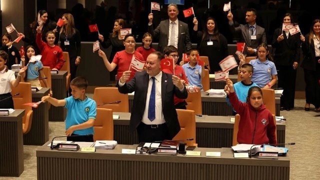 kktc-cumhuriyet-meclisi-nde-kursu-cocuklarin-oldu