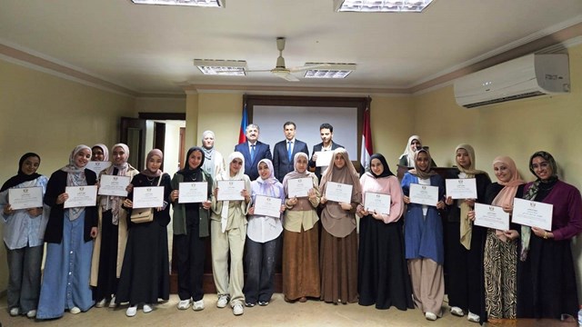 nil-kiyisinda-azerbaycan-dili-ogrencilerine-basari-odulu-taktim-edildi