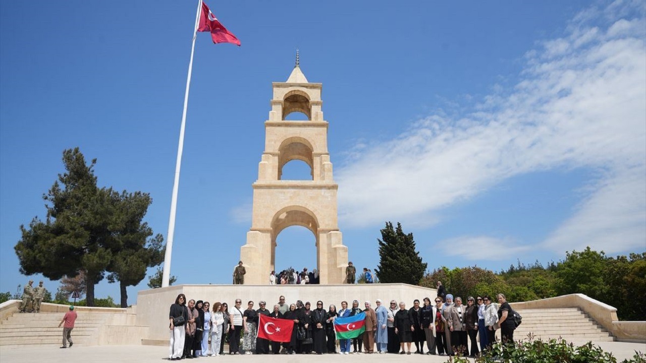 azerbaycanli-sehit-aileleri-canakkale-de-sehitlikleri-ziyaret-etti