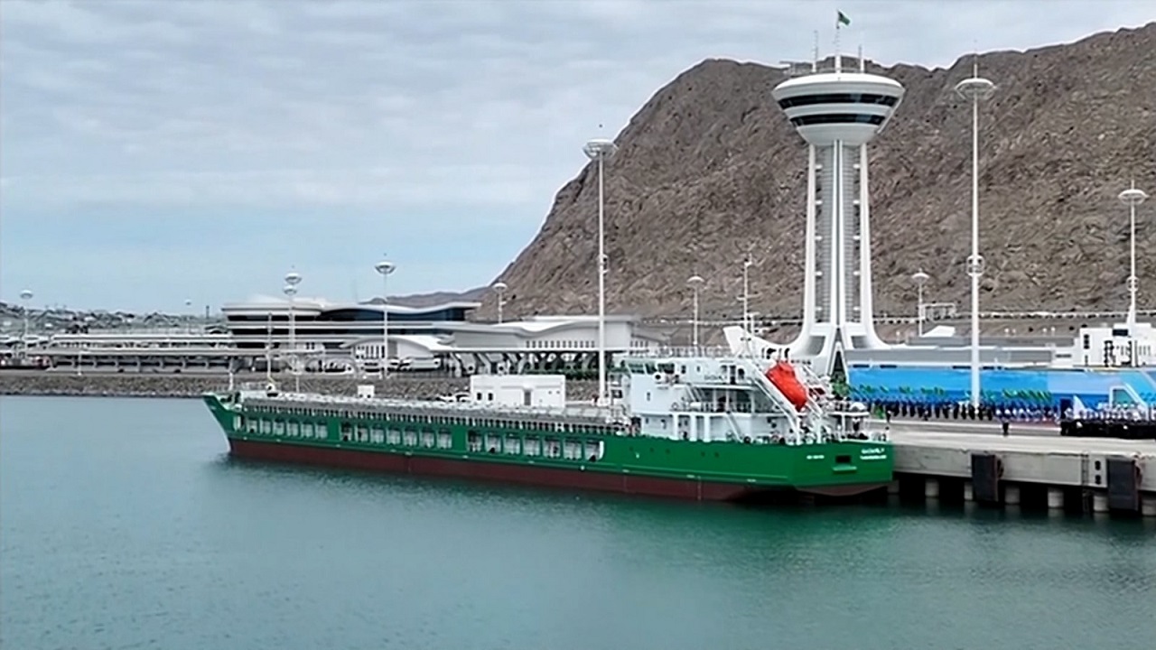 turkmenistan-in-denizlerdeki-yeni-gucu-gadamli-kuru-yuk-gemisi-torenle-hizmet