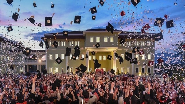 turkiye-nin-kuzey-makedonya-daki-universitesi-16-donem-mezunlarini-verdi
