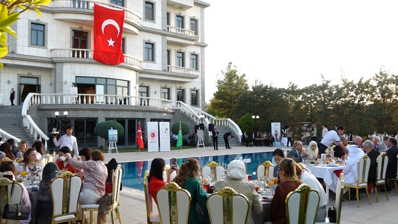 turk-mutfaginin-asirlik-lezzetleri-turkmenistan-da-da-gorucuye-cikti