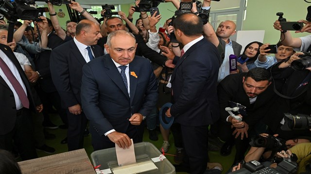 ermenistanda-halk-parlamento-secimleri-icin-sandik-basinda