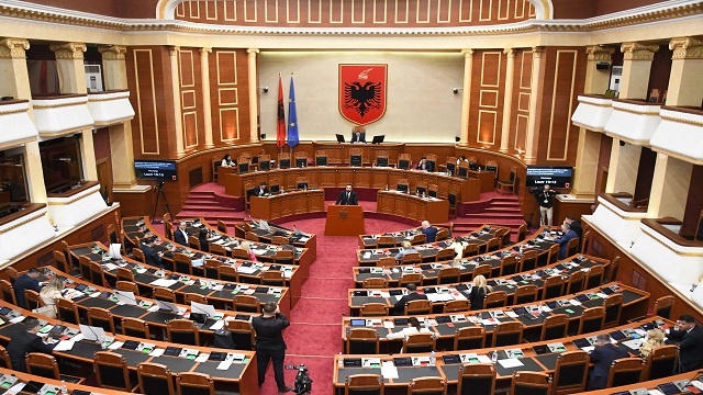 arnavutluk-meclisi-zvernecteki-tartismali-turizm-projesini-gorustu