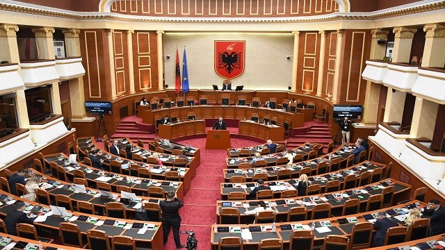 arnavutluk-meclisi-zvernecteki-tartismali-turizm-projesini-gorustu