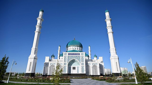 kazakistan-in-turkistan-kentinde-kardeslik-simgesi-miromon-ata-camii