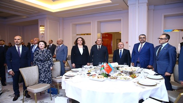 dunya-turk-is-konseyi-is-insanlari-ve-devlet-yetkililerini-bakude-bulusturdu