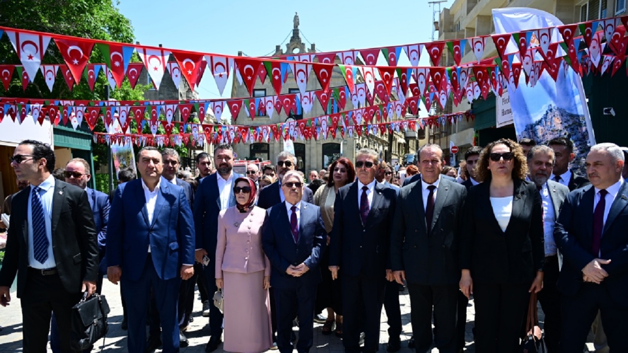 bakude-kktc-kultur-gunleri-gorkemli-bir-torenle-basladi