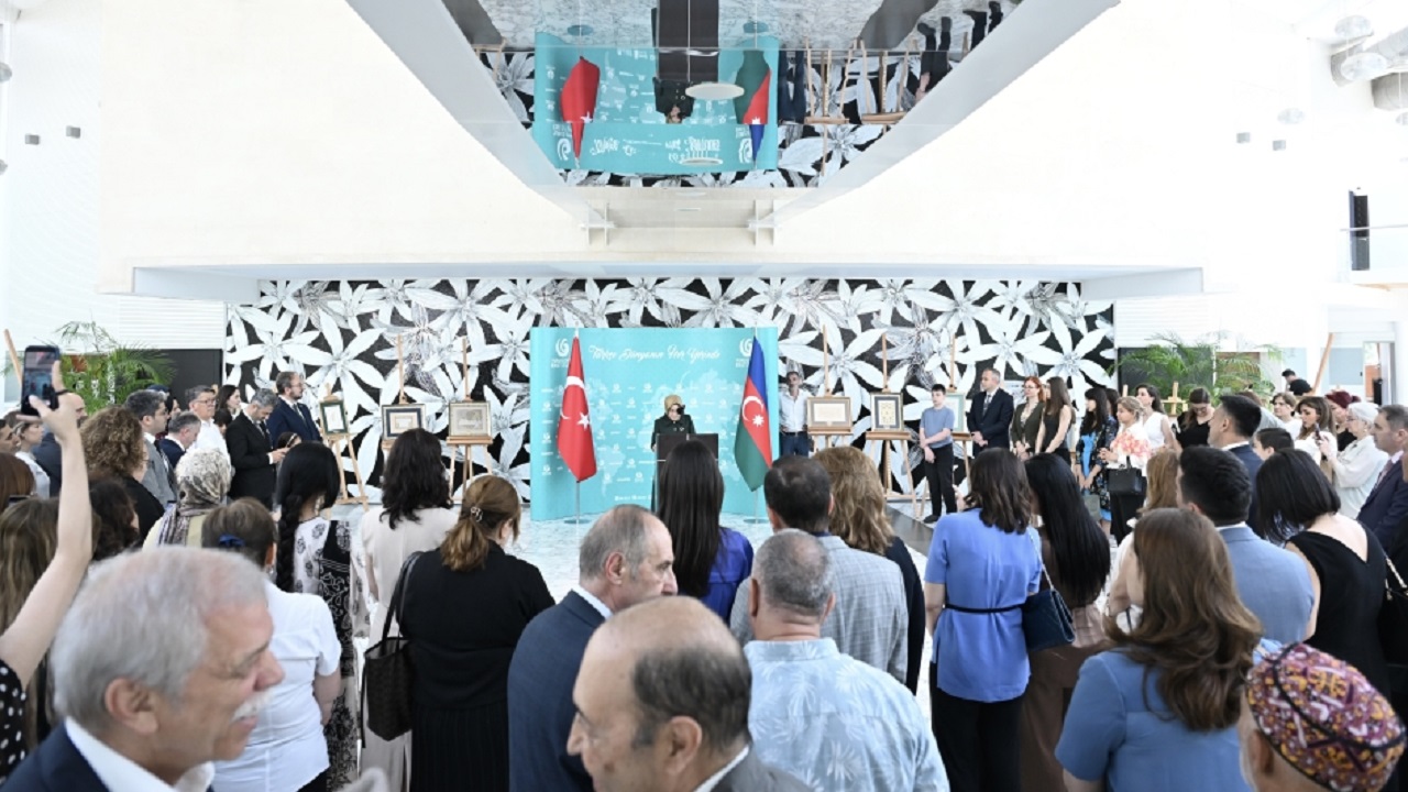 baku-de-turk-islam-sanati-ruzg-ri-esiyor
