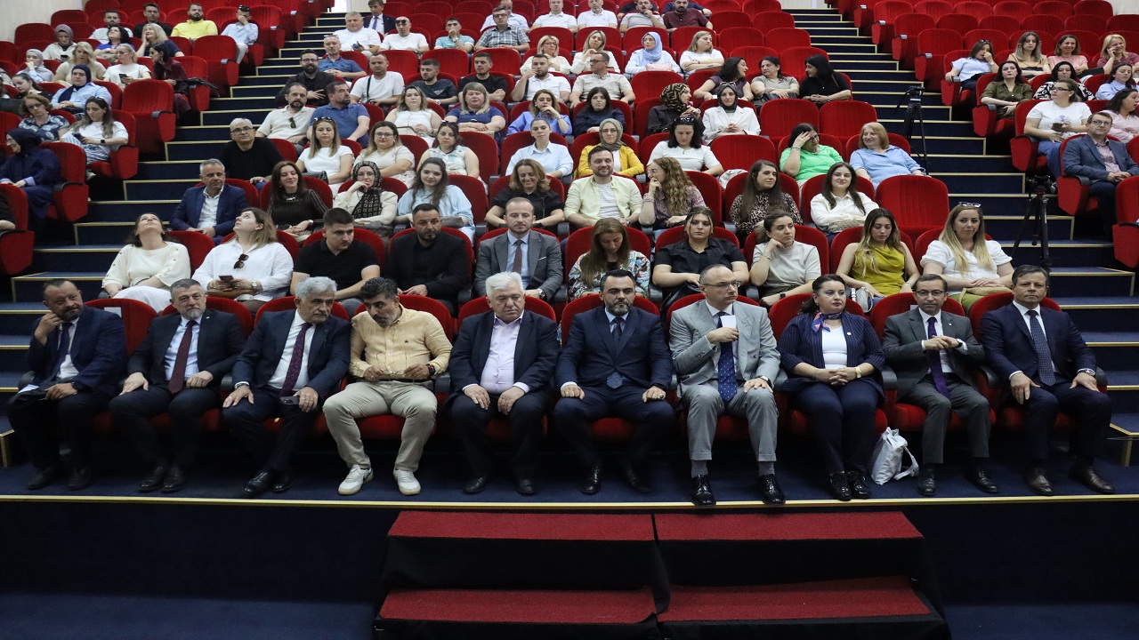 kuzey-makedonya-da-turkce-egitim-veren-250-ogretmene-yenilikci-egitim-semineri