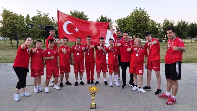 dunya-ikincisi-turkiye-down-sendromlu-basketbol-milli-takimi-ndan-tarihi-basari