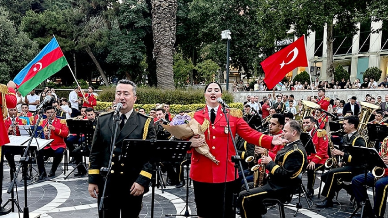 baku-de-turkiye-ve-azerbaycan-askeri-orkestralarindan-ortak-konser