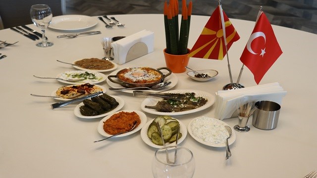 k-makedonyali-basin-mensuplari-turk-lezzetleri-ile-tanisti