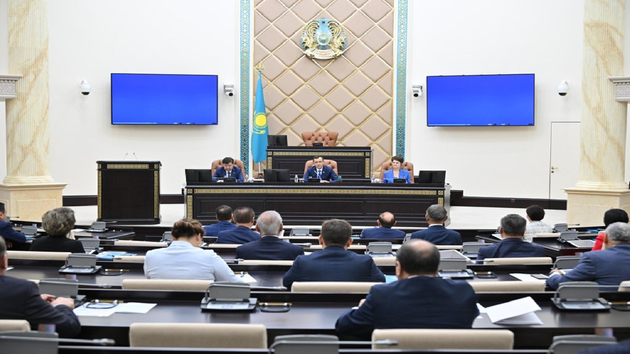kazakistada-kurultay-donemine-gecildi-parlamento-son-oturumunu-gerceklestird