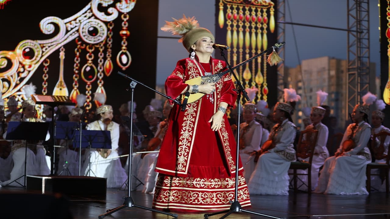 kazakistan-da-milli-dombira-gunu-coskusu